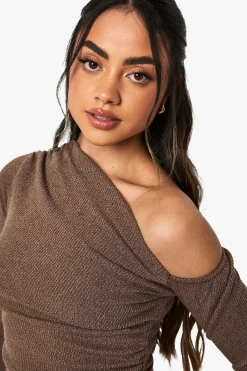 boohoo Haut à manches longues en côte à encolure asymétrique et effet froncé<Femme Looks Chocolat|Tops