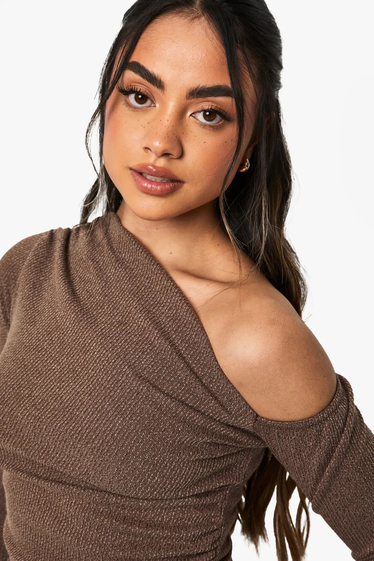 boohoo Haut à manches longues en côte à encolure asymétrique et effet froncé<Femme Looks Chocolat|Tops