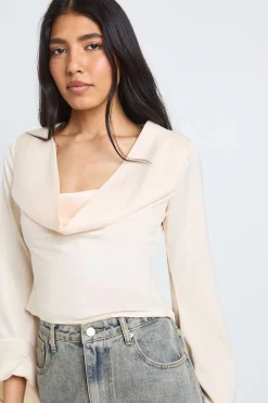 boohoo Haut À Manches Longues En Satin Avec Col Bénitier Pour Grandes Tailles<Femme Satin Et Dentelle|Tops