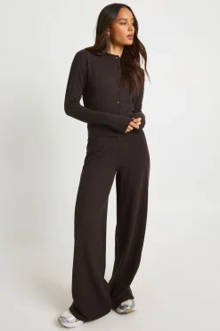 Haut à manches longues en tissu côtelé avec passage de boutons et pantalon à jambes larges coordonné