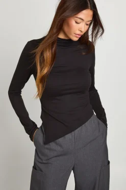 boohoo Haut à manches longues ultra-doux à col bateau et ourlet asymétrique<Femme Tops
