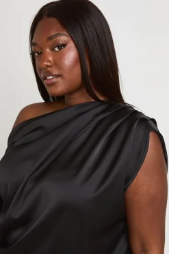 Haut Épaule Dénudée Avec Fronces À L'épaule En Satin Grande Taille