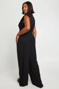 Haut à épaulettes avec détails plissés et ourlet asymétrique et pantalon à jambes larges