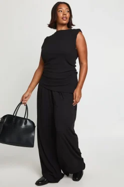 Haut à épaulettes avec détails plissés et ourlet asymétrique et pantalon à jambes larges