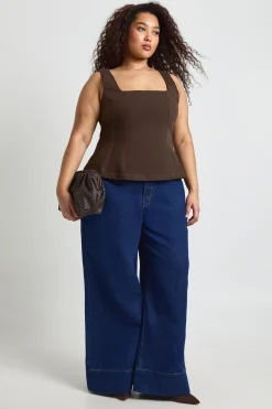 boohoo Haut Peplum Grande Taille En Sergé À Encolure Carrée<Femme Looks Chocolat|Tops