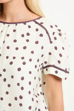 Haut Petite À Manches Courtes À Pois Avec Détails Contrastés