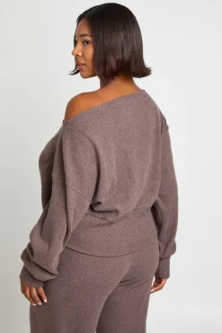 Haut plus décontracté à l'épaule dénudée
