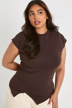 boohoo Haut Plus à fronces sur le côté, ourlet en V et manches cap<Femme Looks Chocolat|Tops