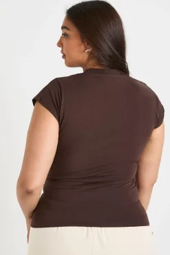 boohoo Haut Plus à fronces sur le côté, ourlet en V et manches cap<Femme Looks Chocolat|Tops