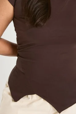 boohoo Haut Plus à fronces sur le côté, ourlet en V et manches cap<Femme Looks Chocolat|Tops