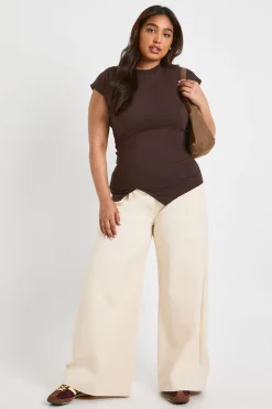 boohoo Haut Plus à fronces sur le côté, ourlet en V et manches cap<Femme Looks Chocolat|Tops