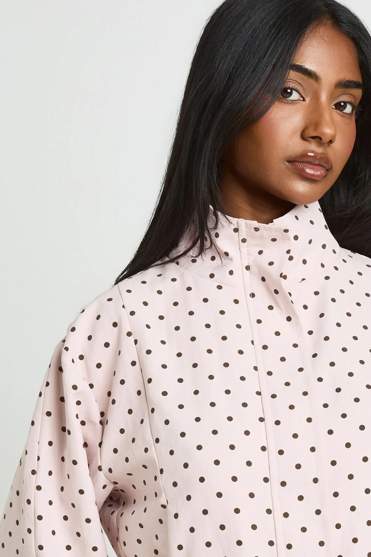 boohoo Haut À Pois Avec Col Montant, Manches Ballon Et Fermeture Zippée<Femme Pois|Tops