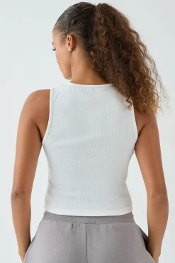 Haut Sans Manches Ajusté à Boutons DSGN Studio avec Broderie Script Carrée Côtelée