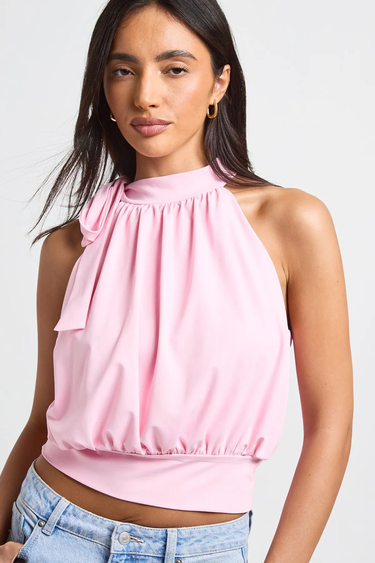boohoo Haut Sans Manches Col Licou Avec Nœud Lavallière En Tissu Slinky Mat<Femme Tops