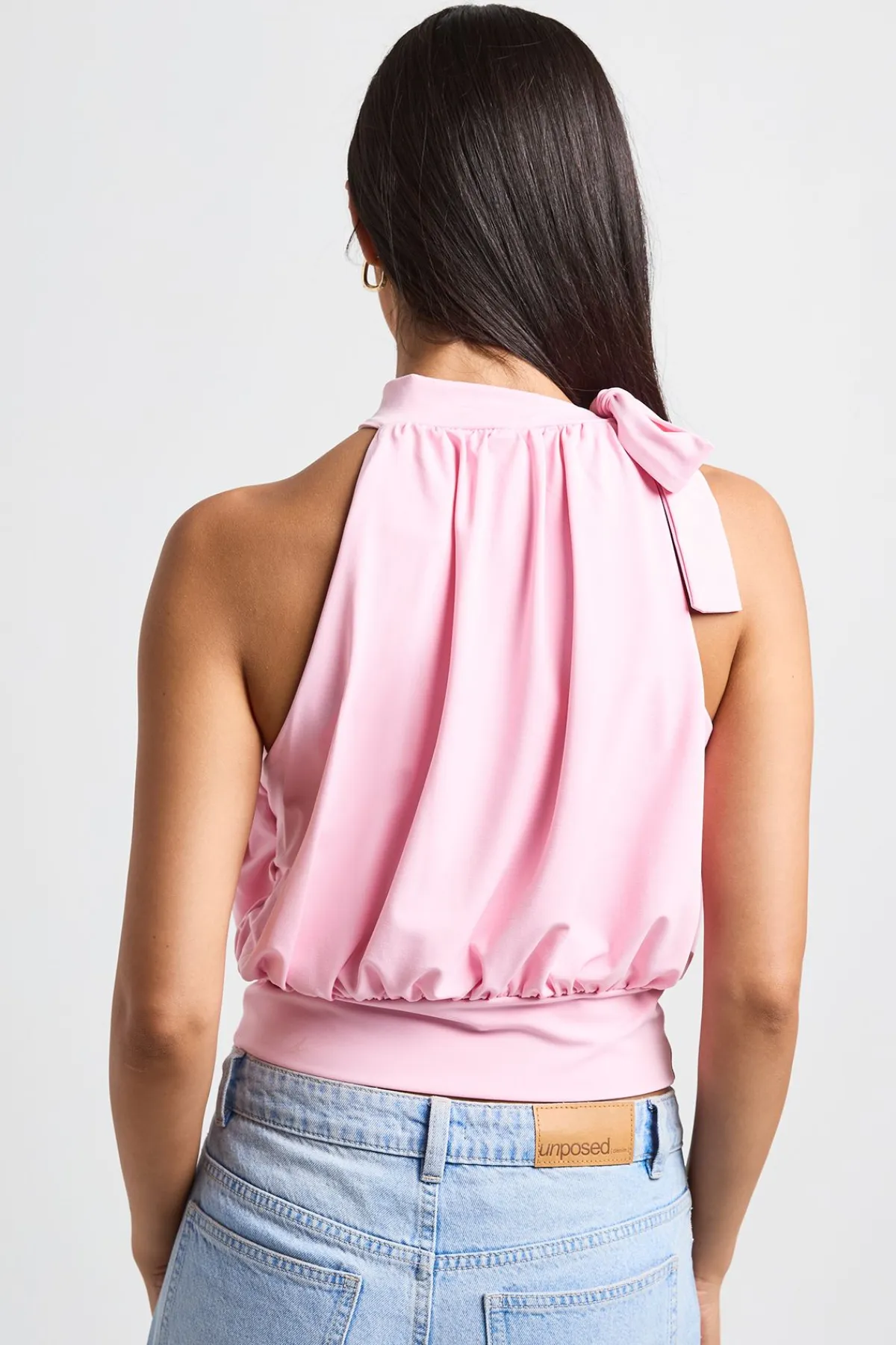 boohoo Haut Sans Manches Col Licou Avec Nœud Lavallière En Tissu Slinky Mat<Femme Tops