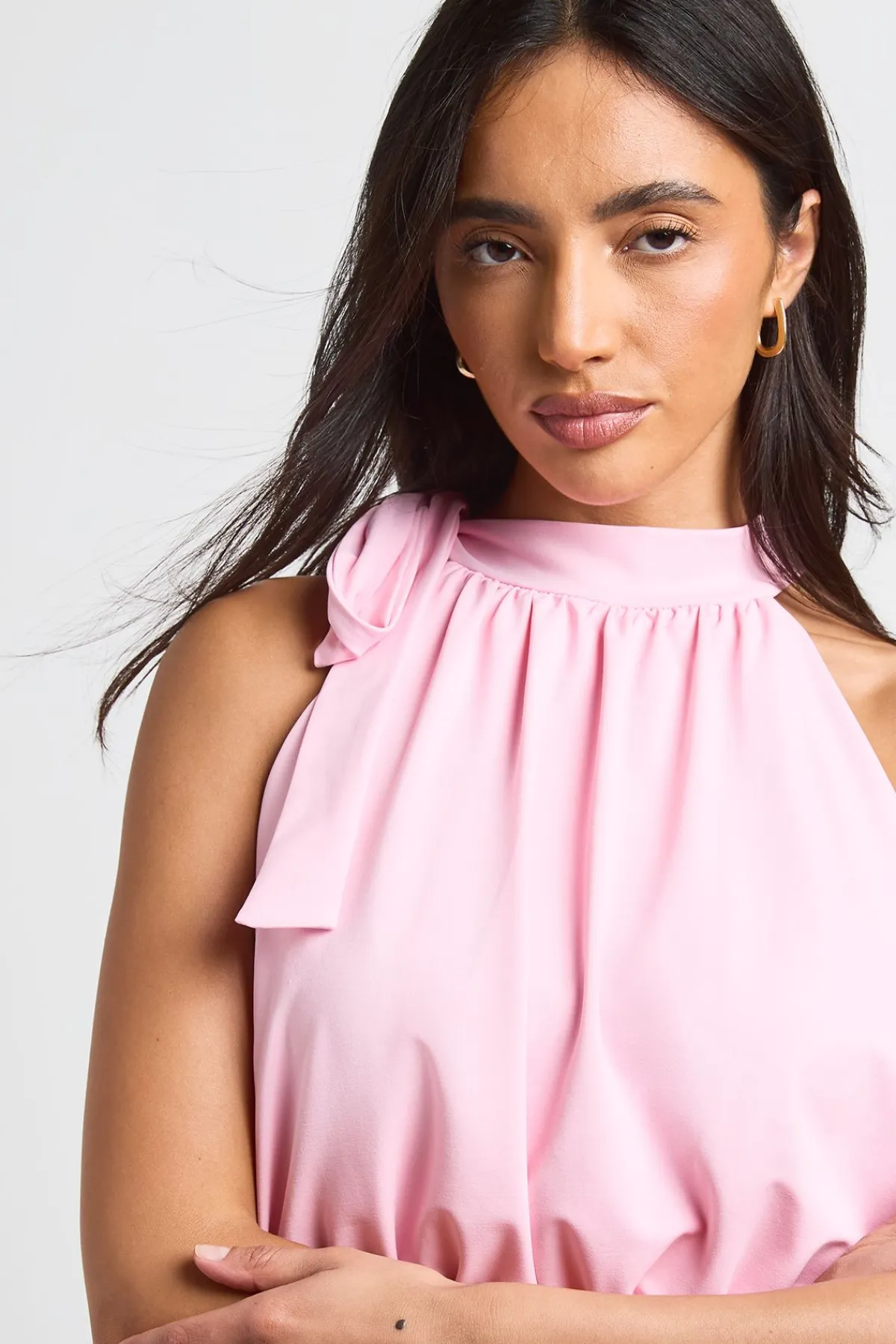 boohoo Haut Sans Manches Col Licou Avec Nœud Lavallière En Tissu Slinky Mat<Femme Tops