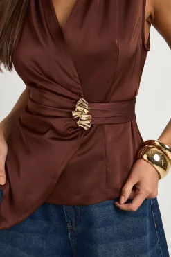 Haut sans manches en satin avec garniture dorée