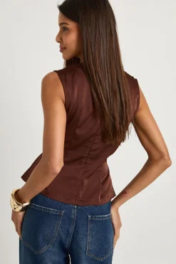 Haut sans manches en satin avec garniture dorée