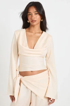 boohoo Haut Satiné À Encolure Drapée Et Manches Longues Petite<Femme Satin Et Dentelle|Tops