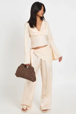 boohoo Haut Satiné À Encolure Drapée Et Manches Longues Petite<Femme Satin Et Dentelle|Tops