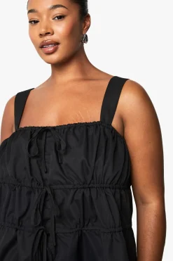 boohoo Haut smock à nouer sur le devant avec larges bretelles<Femme Tops