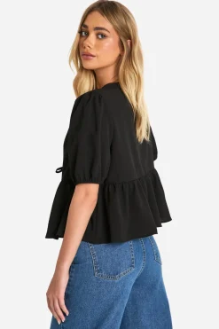boohoo Haut smocké texturé à nouer à l'avant, manches bouffantes<Femme Looks De Rentrée|Tops
