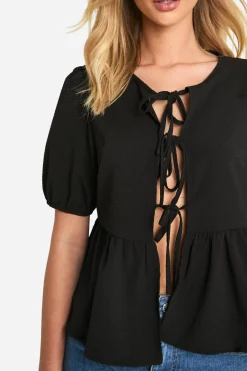 boohoo Haut smocké texturé à nouer à l'avant, manches bouffantes<Femme Looks De Rentrée|Tops