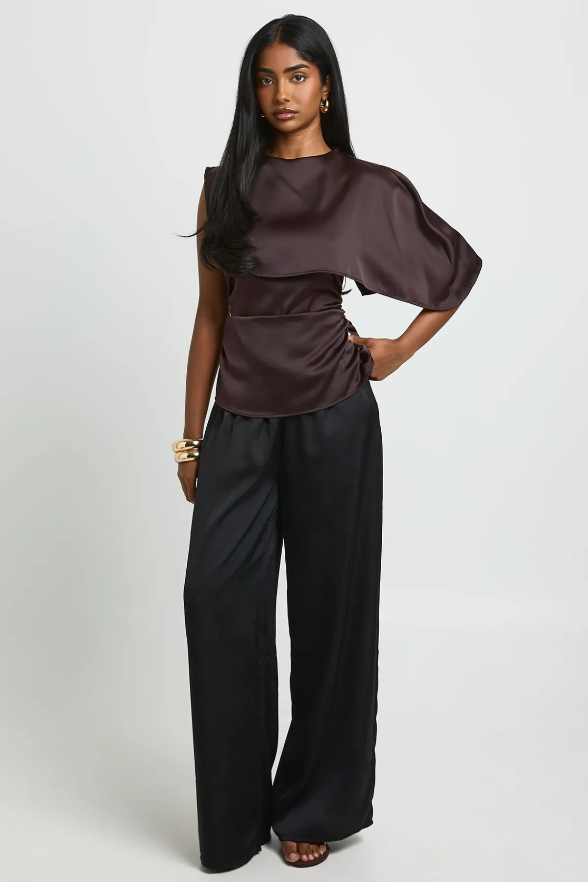 boohoo Haut Superposé Avec Cape En Satin<Femme Satin Et Dentelle|Tops