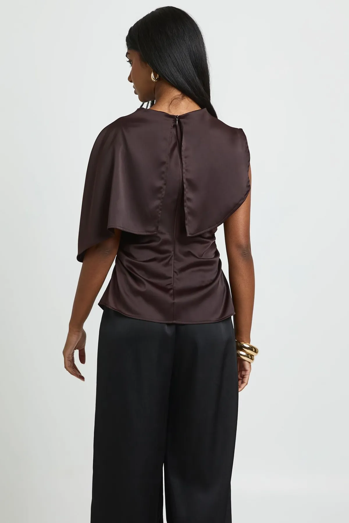 boohoo Haut Superposé Avec Cape En Satin<Femme Satin Et Dentelle|Tops