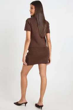 Haut Tricoté À Manches Courtes Avec Boutons Et Mini-jupe