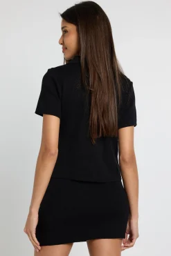 Haut Tricoté À Manches Courtes Avec Boutons Et Mini-jupe