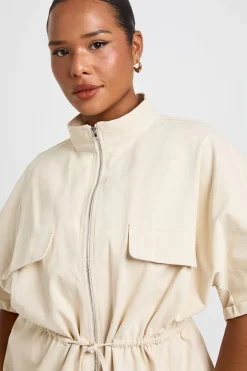 boohoo Haut Zippé En Sergé De Coton Taille Cintrée Col Montant Plus<Femme Tons Neutres|Tops