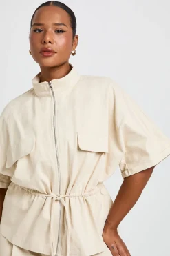 boohoo Haut Zippé En Sergé De Coton Taille Cintrée Col Montant Plus<Femme Tons Neutres|Tops