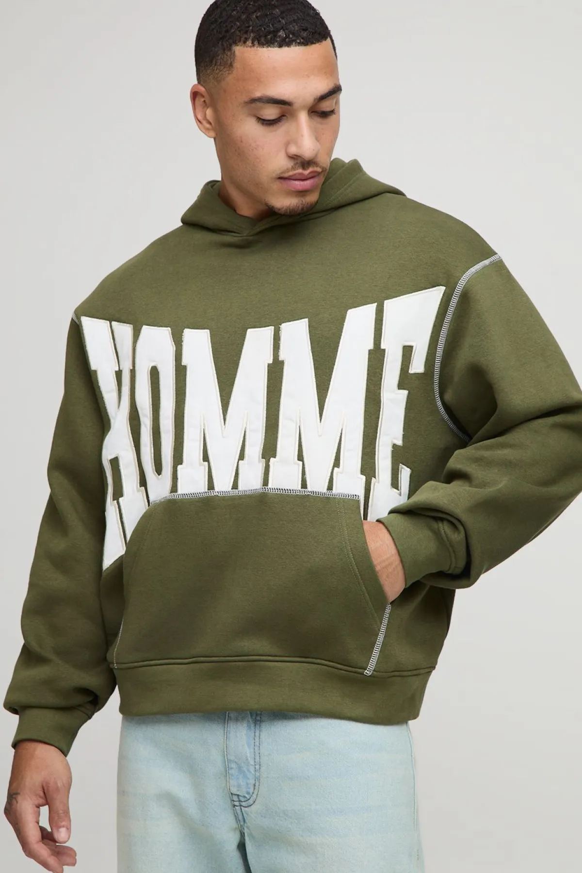 boohooMAN Hoodie oversize boxy en sergé avec appliqué et surpiqûres contrastantes<Homme Sweats À Capuche Et Sweatshirts|Sweats À Capuche Et Sweats