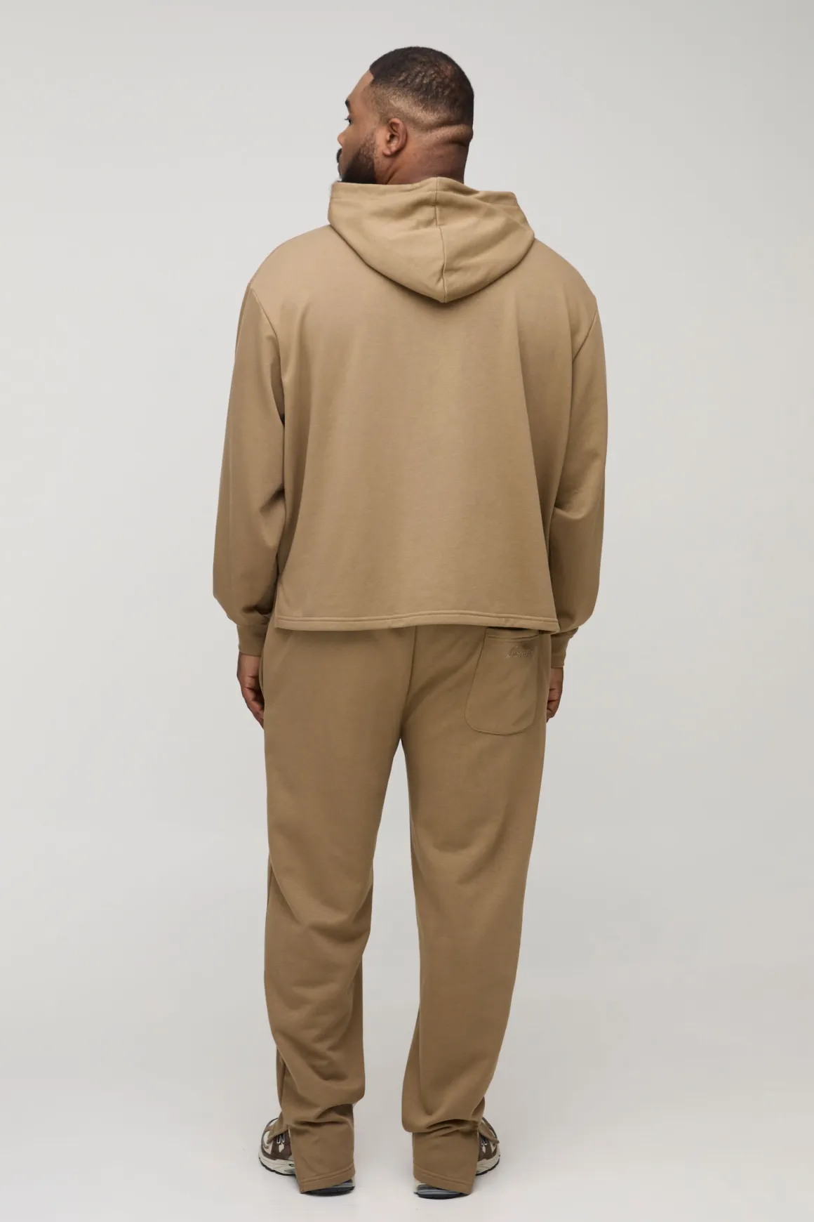Hoodie à poche passepoilée brodée Plus Tonal
