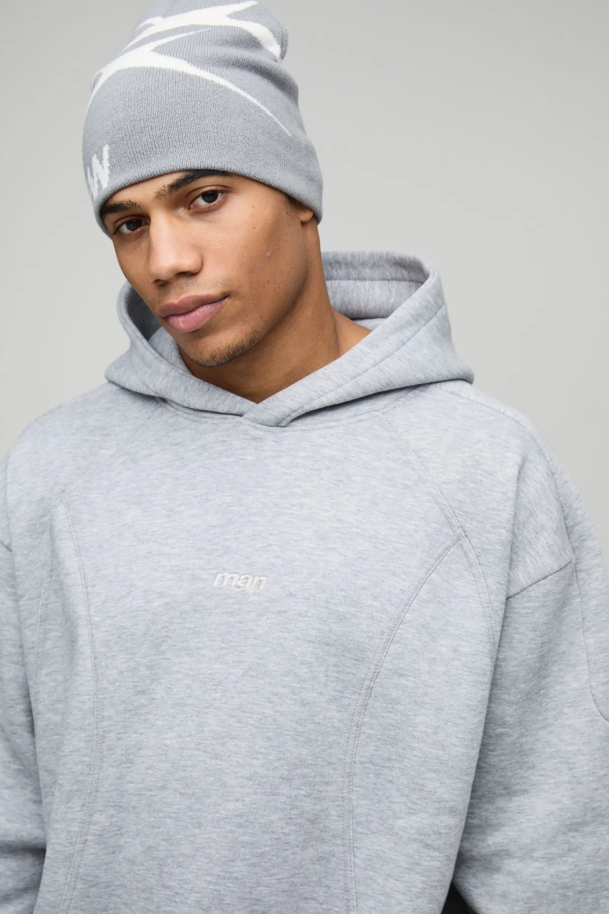 boohooMAN Hoodie surdimensionné, coupe carrée et détail brodé<Homme Sweats À Capuche Et Sweatshirts|Sweats À Capuche Et Sweats