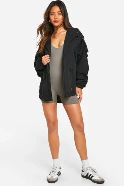 Imperméable cintré à capuche