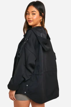 Imperméable cintré à capuche