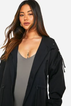 Imperméable cintré à capuche