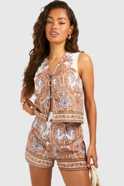 Imprimé Paisley, look lin, top court à nouer à l'avant
