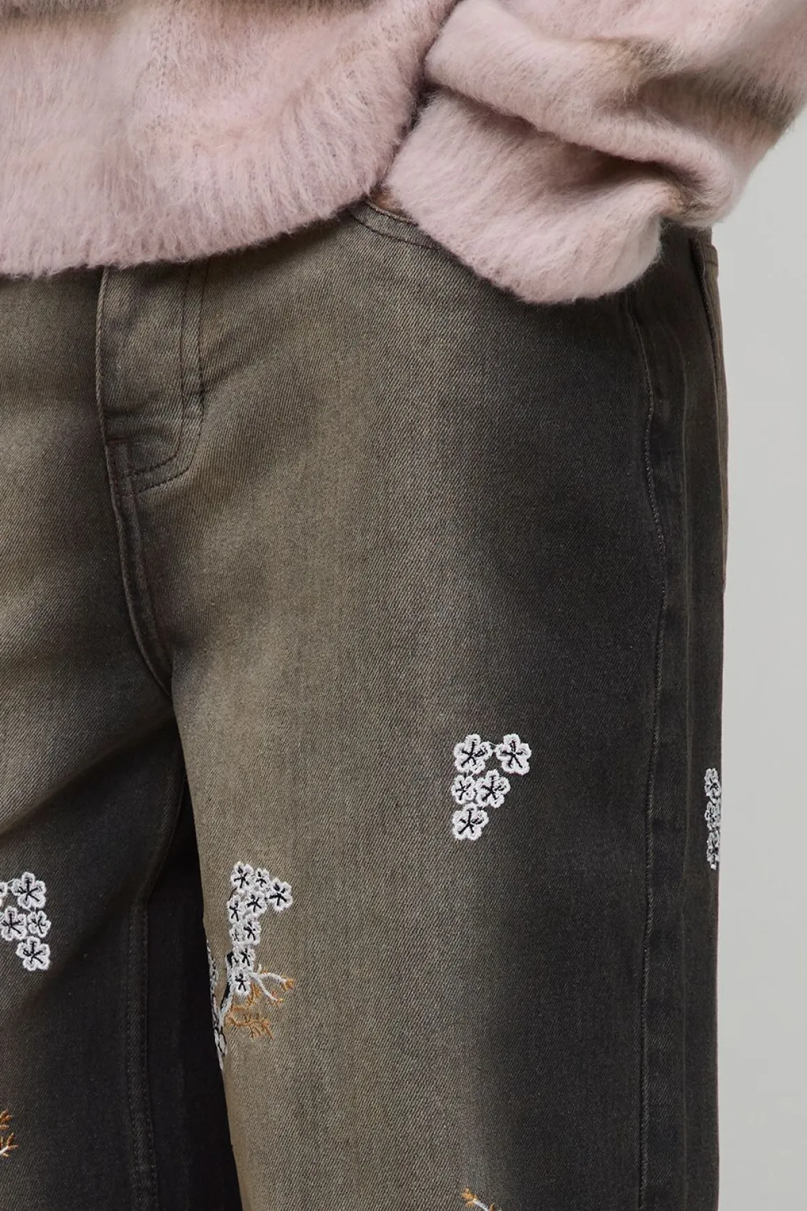 Jean ample, rigide, à motifs floraux brodés