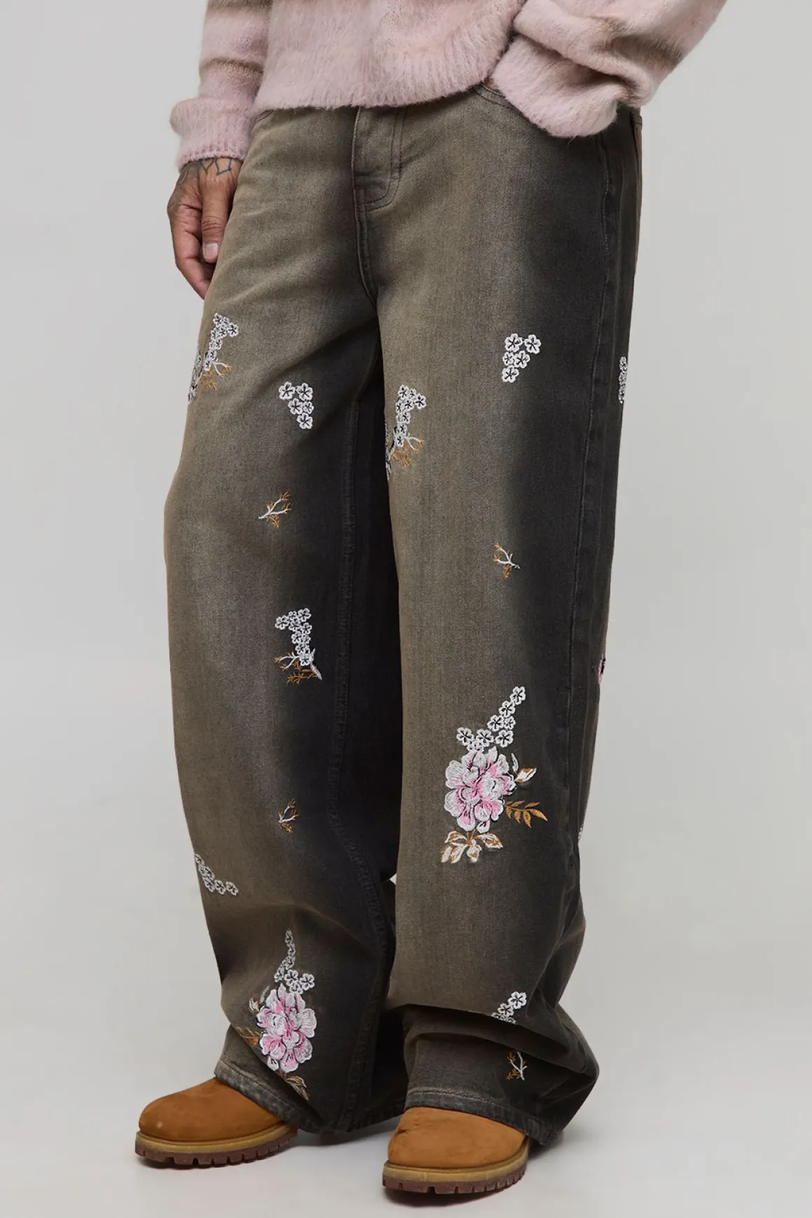 Jean ample, rigide, à motifs floraux brodés