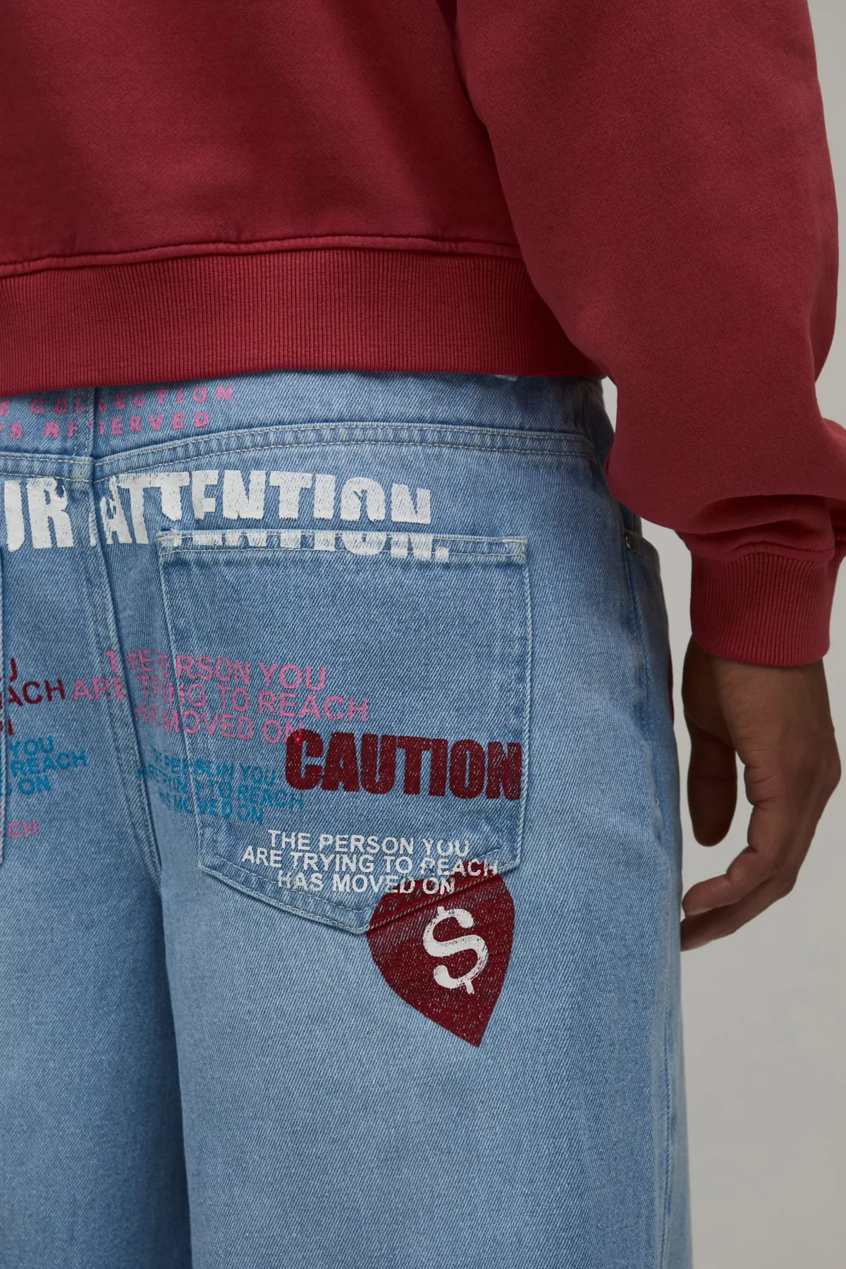 boohooMAN Jean Ample Teinté À Imprimé Graphique Attention Intégral<Homme Denim|Denim