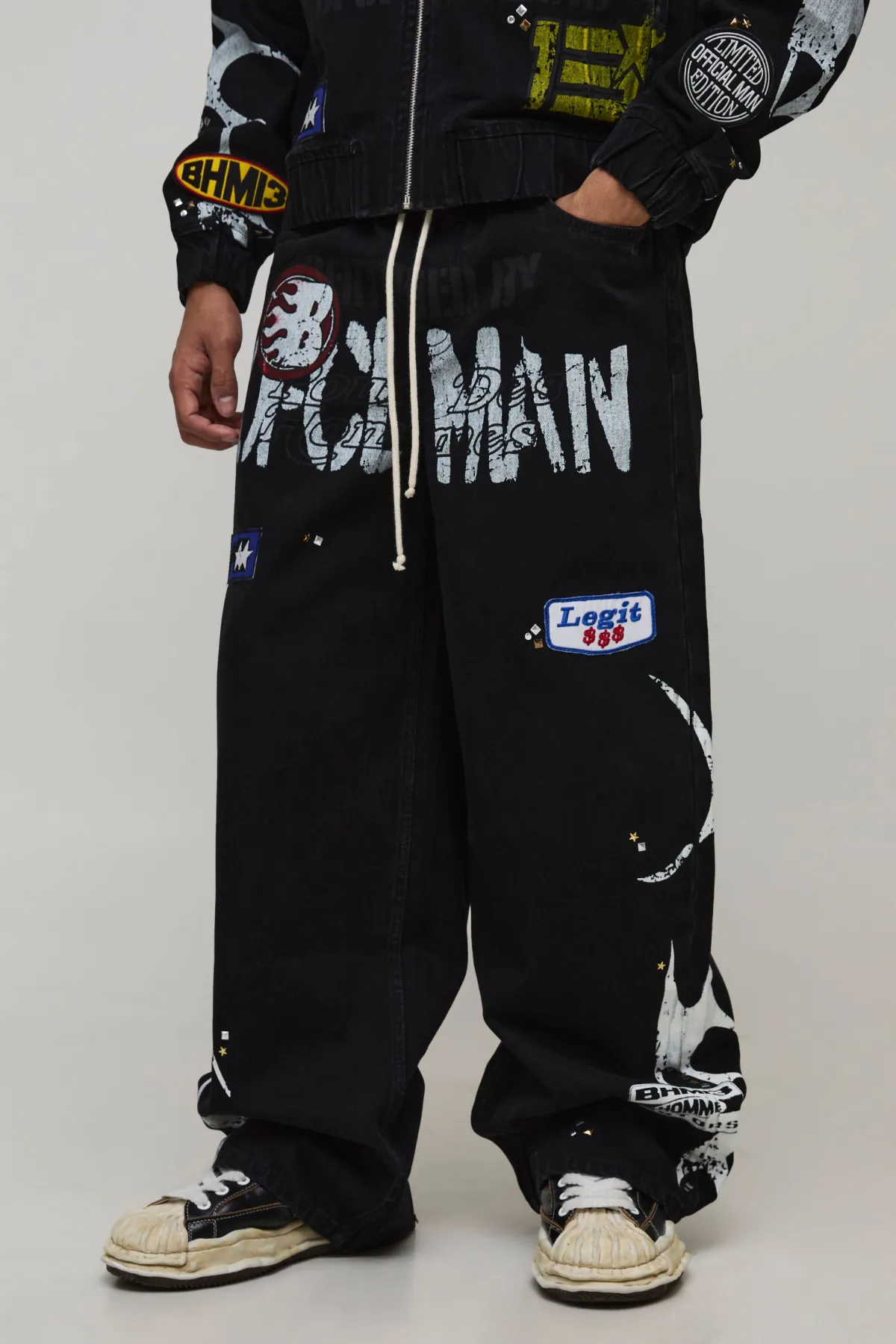boohooMAN Jean Baggy À Cordon Prolongé Avec Détail Badge Clouté<Homme Denim|Jeans
