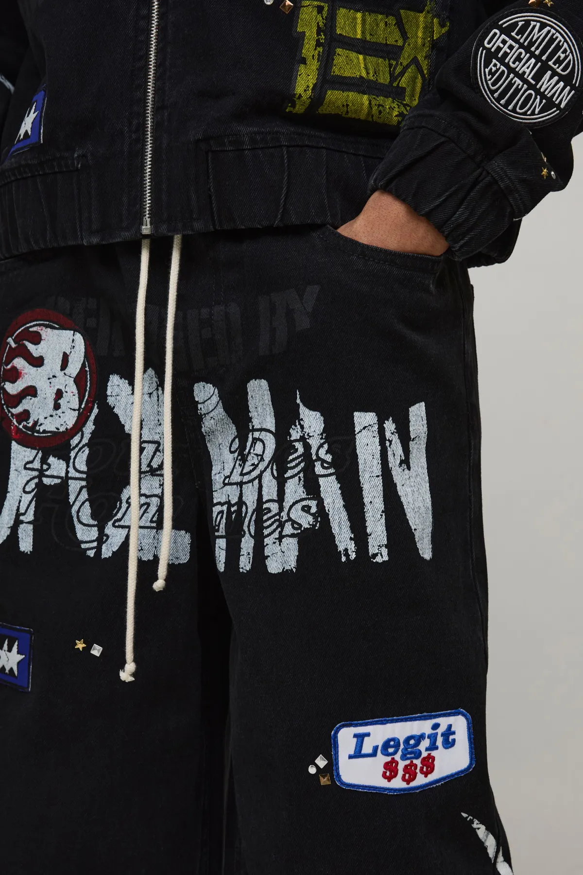 boohooMAN Jean Baggy À Cordon Prolongé Avec Détail Badge Clouté<Homme Denim|Jeans