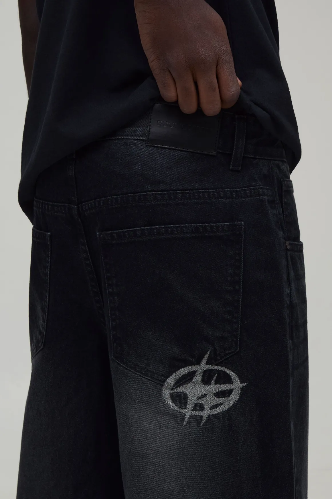 Jean Baggy À Poche Arrière Brodée