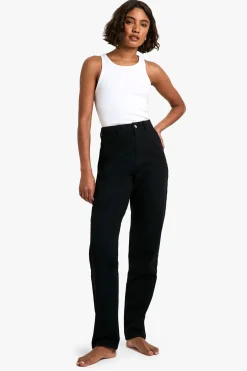 Jean basique noir allongé à jambe droite