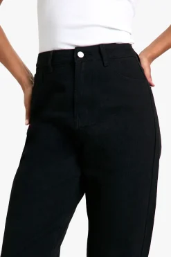 Jean basique noir allongé à jambe droite