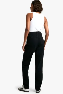 Jean basique noir allongé à jambe droite