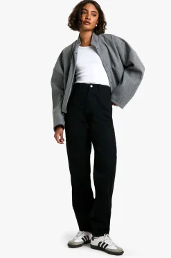 Jean basique noir allongé à jambe droite
